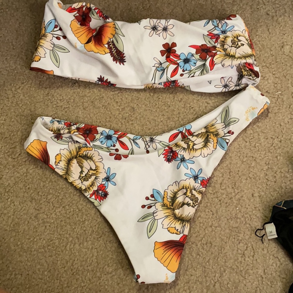 White flower - Picture 2 of 2